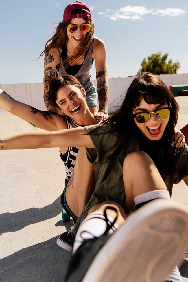 Junge Erwachsene fahren mit Skateboards