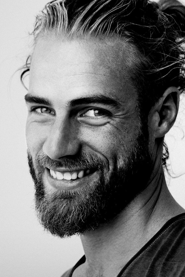 junger Mann der lacht.