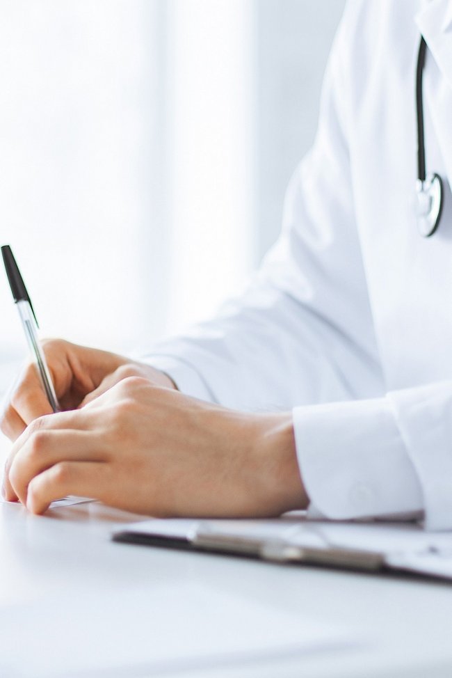 Hände eines Arztes und eines Patienten bei einer Untersuchung