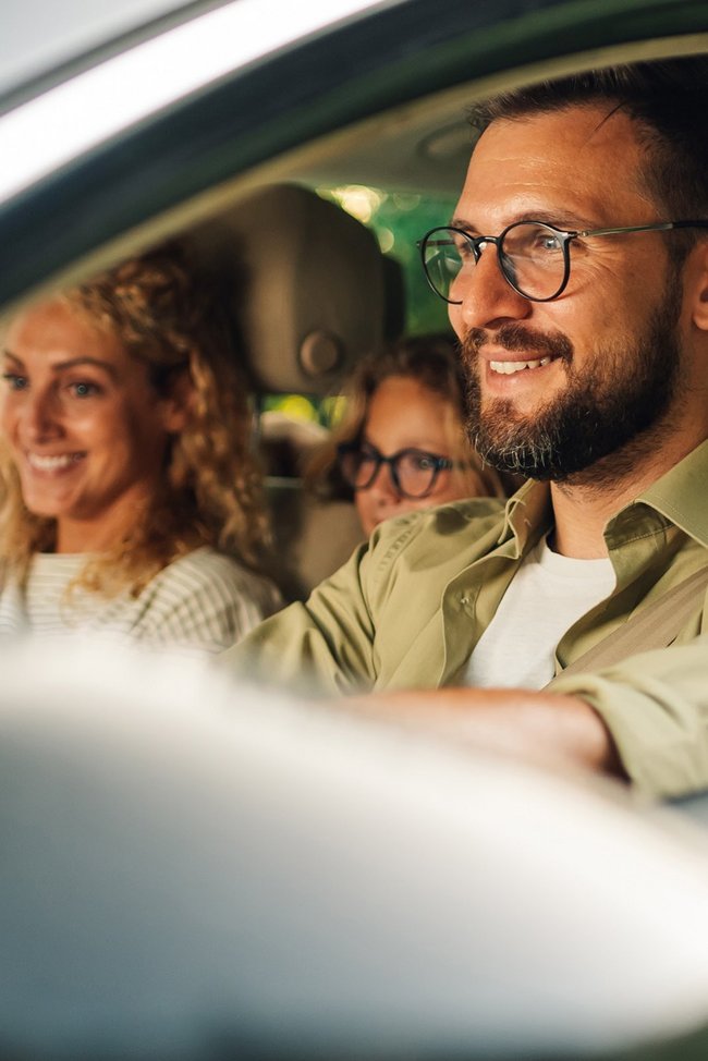 Familie, die im Auto sitzt